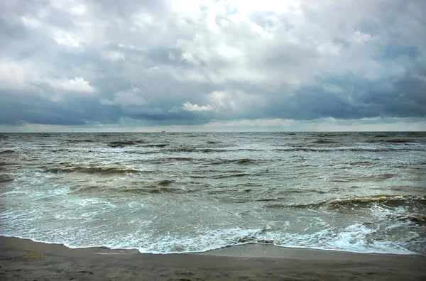 Tormentosa Orilla Del Mar Hermosas Nubes Mar Azov Ucrania — Foto de Stock