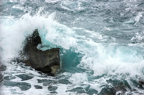 La ola que rompe sobre la piedra, el mar Negro, la Crimea — Foto de Stock