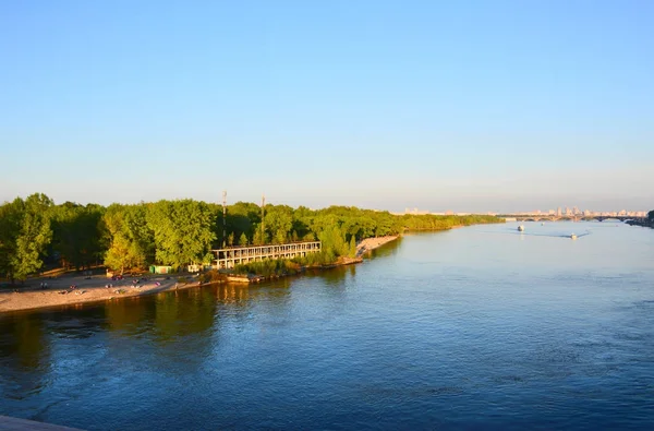 Vista nocturna del río Dniéper y la isla de Trukhahiv — Foto de Stock