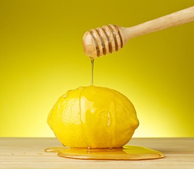 Organik bal limon Sarı zemin üzerine damlama