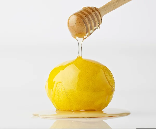 Isolate dripping organic honey with lemon on white background — Stock Photo, Image