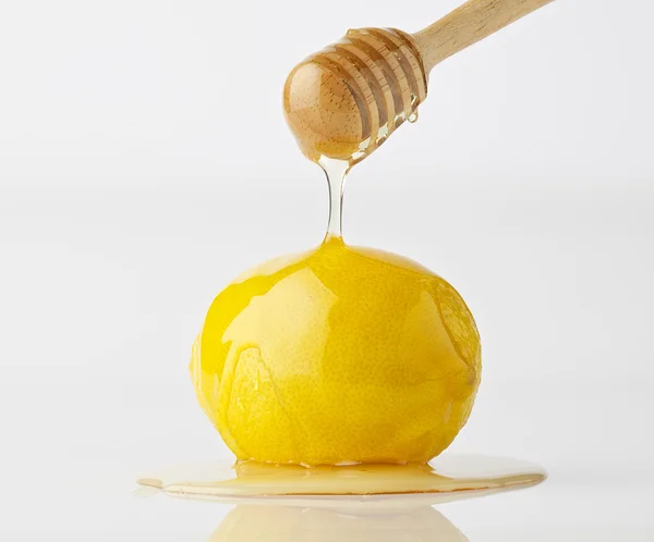 Isolate dripping organic honey with lemon on white background — Stock Photo, Image