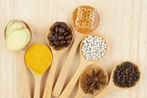 Naturliga Spa Ingredients.Variety örter på rustika bakgrund från — Stockfoto