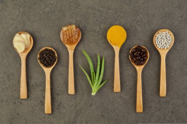 Doğal Spa malzemeler. kahve çekirdekleri, biber, zerdeçal, zencefil,