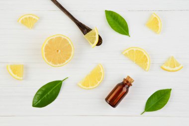 Taze limon ve uçucu yağ ile limon yapraklarda rustik ahşap