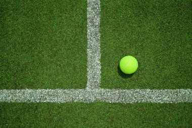 Tenis topu üst görünümden Tenis çim kortta satırı yakınlarında. G