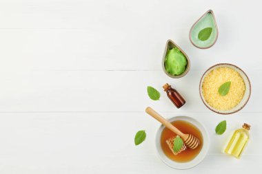 Ev yapımı limon uçucu yağ, tuz banyosu ve taze bal p