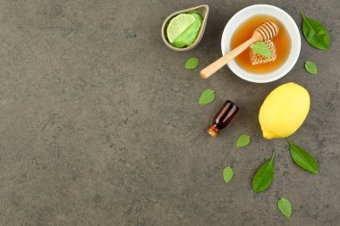 Ev yapımı limon uçucu yağ, tuz banyosu ve taze bal p