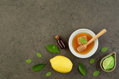 Ev yapımı limon uçucu yağ, tuz banyosu ve taze bal p