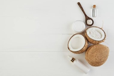 Beyaz ahşap masa arka plan üzerinde ev yapımı Hindistan cevizi ürünler. Petrol,