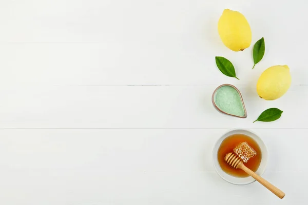 Baño casero de sal de limón y miel fresca en el plato con miel — Foto de Stock