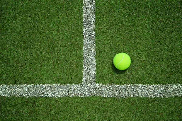 Balle de tennis près de la ligne sur le court d'herbe de tennis de vue de dessus. G — Photo