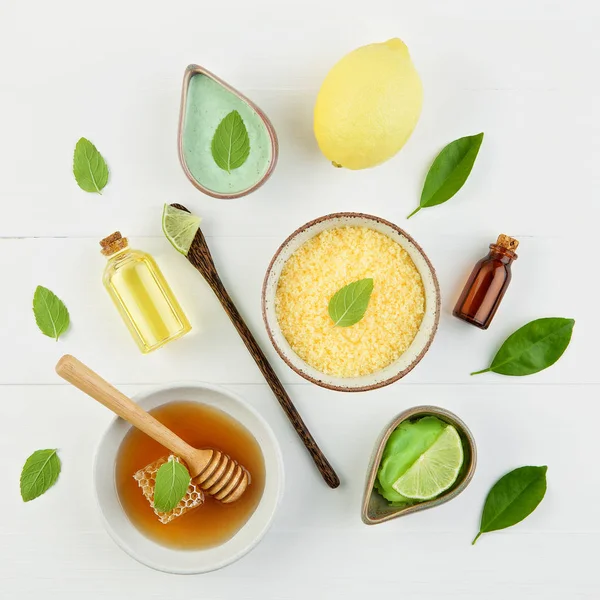 Hausgemachtes ätherisches Zitronenöl, Salzbad und frischer Honig im — Stockfoto