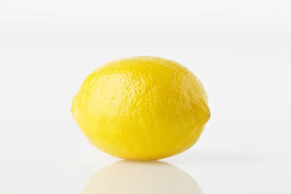 Citron isolerad på vit bakgrund — Stockfoto