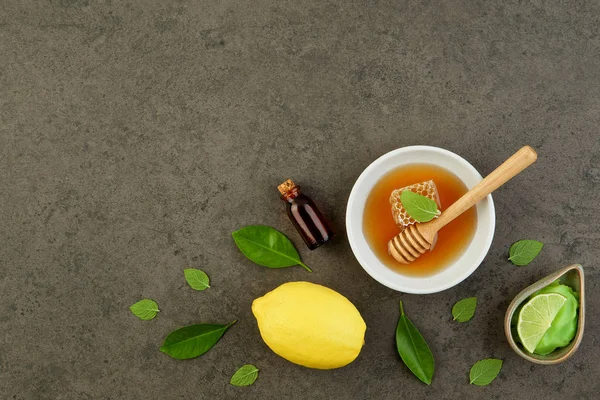Ev yapımı limon uçucu yağ, tuz banyosu ve taze bal p