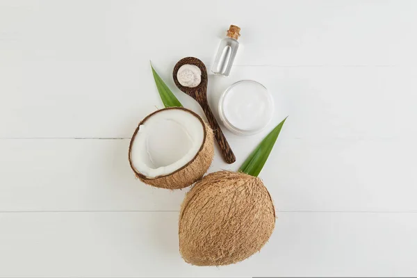 Produtos de coco caseiros em fundo de mesa de madeira branca. Petróleo , — Fotografia de Stock