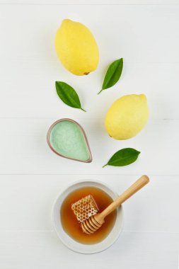 Ev yapımı limon tuz banyosu ve plaka taze bal bal ile