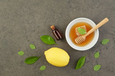 Ev yapımı limon uçucu yağ, tuz banyosu ve taze bal p