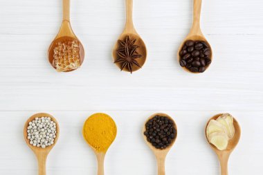 Doğal Spa malzemeler. kahve çekirdekleri, biber, zerdeçal, zencefil,