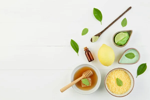 Hemgjord citron eterisk olja, saltbad och färsk honung i p — Stockfoto