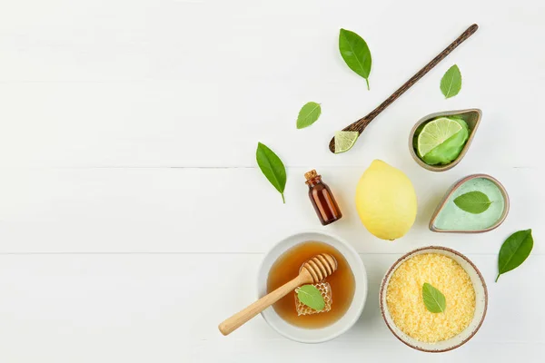 Ev yapımı limon uçucu yağ, tuz banyosu ve taze bal p