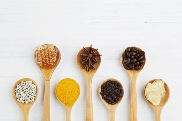 Natural Spa ingredienser. kaffe bönor, paprika, gurkmeja, ingefära, — Stockfoto