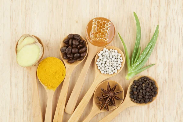 Ingredientes naturales del spa. granos de café, pimienta, cúrcuma, jengibre , — Foto de Stock