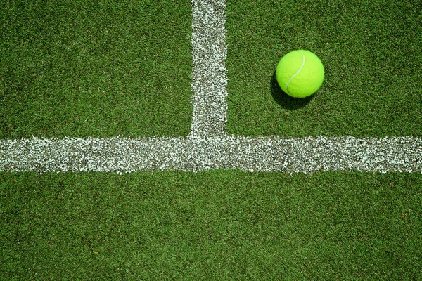 Tennisbal in de buurt van de lijn op gras tennisbaan van bovenaanzicht. G — Stockfoto