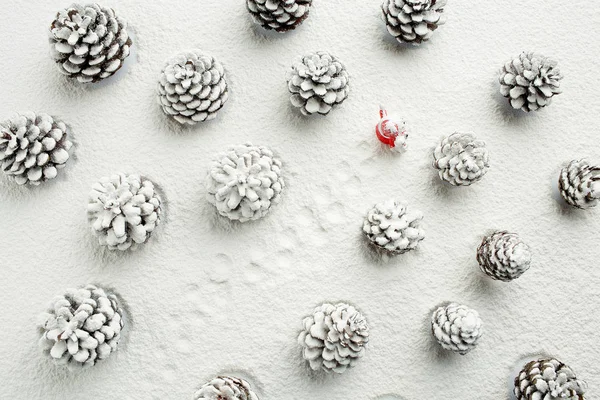 Papai Noel andando com um saco na floresta coberto de neve. Ch... — Fotografia de Stock