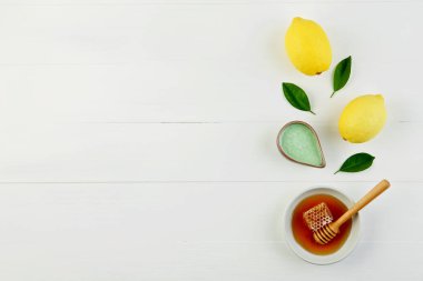 Ev yapımı limon tuz banyosu ve plaka taze bal bal ile
