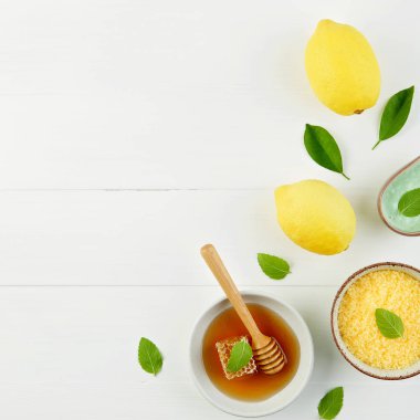 Ev yapımı limon tuz banyosu ve plaka taze bal bal ile