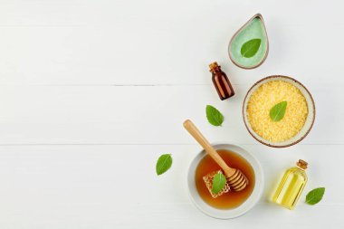 Ev yapımı limon uçucu yağ, tuz banyosu ve taze bal p
