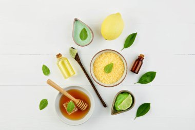Ev yapımı limon uçucu yağ, tuz banyosu ve taze bal p