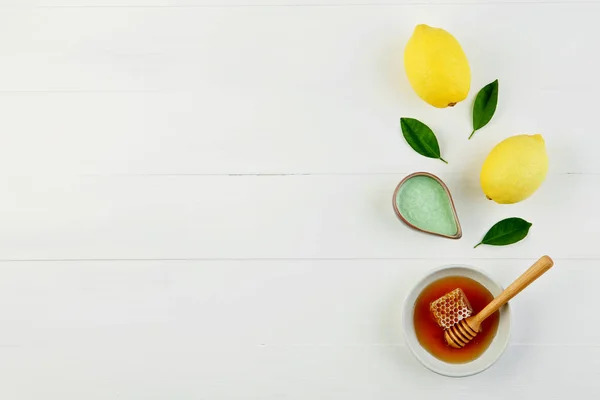 Ev yapımı limon tuz banyosu ve plaka taze bal bal ile