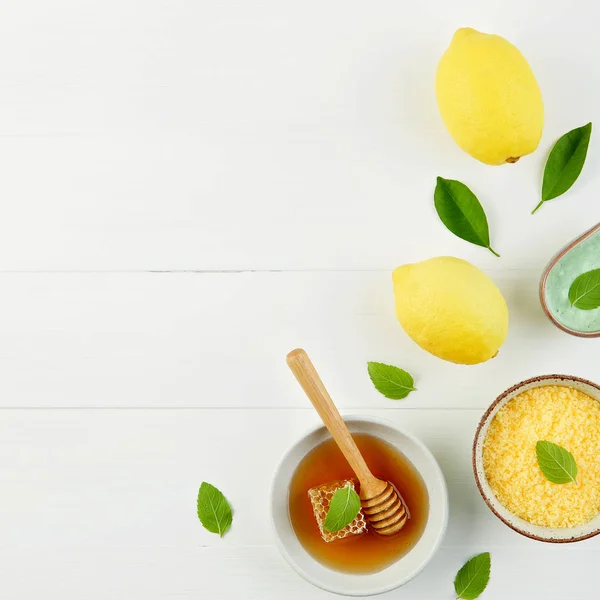 Bain de sel de citron fait maison et miel frais dans l'assiette avec du miel — Photo