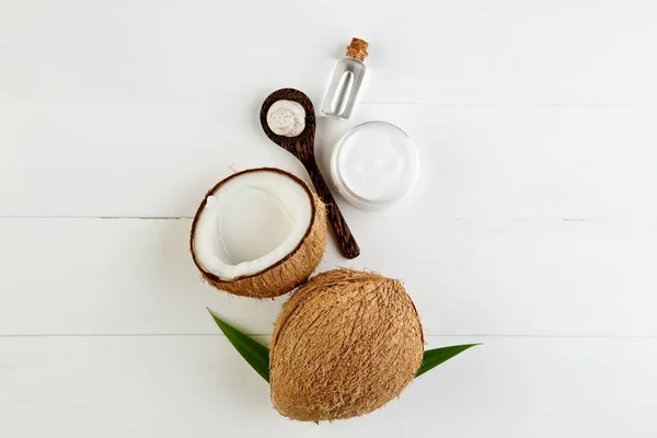 Produits de noix de coco maison sur fond de table en bois blanc. Huile , — Photo