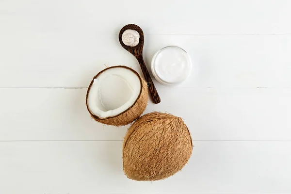 Zelfgemaakte kokosproducten op witte houten tafel achtergrond. Olie, — Stockfoto