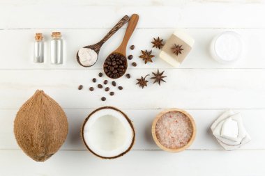 Beyaz ahşap masa arka plan üzerinde ev yapımı Hindistan cevizi ürünler. Petrol,