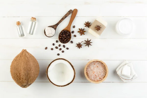 Hausgemachte Kokosprodukte auf weißem Holztischhintergrund. Öl, — Stockfoto