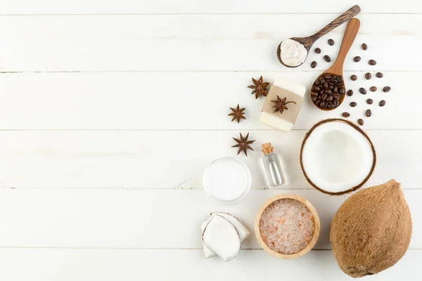 Hemmagjord coconut produkter på vita träbord bakgrund. Olja, — Stockfoto