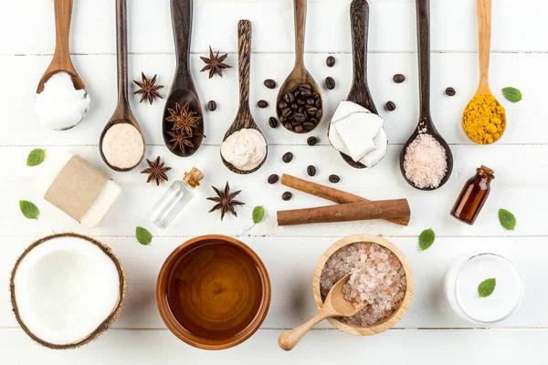 Hemmagjord coconut produkter på vita träbord bakgrund. Olja, — Stockfoto