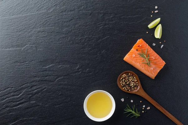 Rosemary, tuz ile taze somon fileto güzel kompozisyon