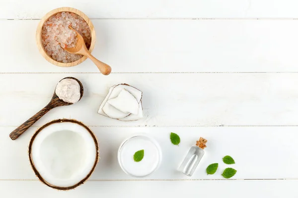 Hausgemachte Kokosprodukte auf weißem Holztischhintergrund. Öl, — Stockfoto