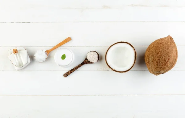 Prodotti fatti in casa di cocco su sfondo bianco tavolo di legno. Olio , — Foto Stock