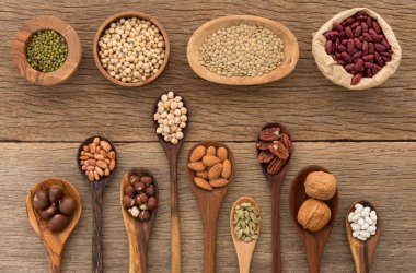 Fasulye ve mercimek geri ahşap tahta kaşık içinde farklı tür