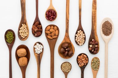 Fasulye ve mercimek beyaz tahta kaşık içinde farklı tür woo