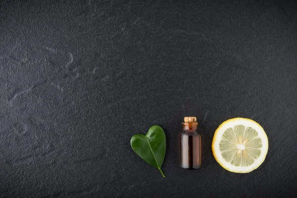 Hausgemachtes ätherisches Öl-Konzept. Flasche ätherisches Öl mit Scheibe — Stockfoto