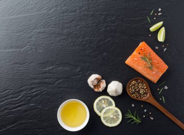 Rosemary, tuz ile taze somon fileto güzel kompozisyon