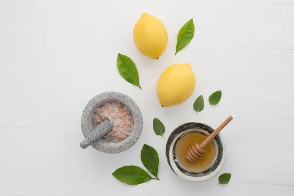 Hemmagjord hudvård koncept, badsalt, citron, honung dipper och mi — Stockfoto