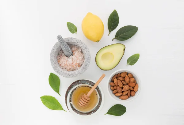 Hemmagjord hudvård och body scrubs med naturliga ingredienser almon — Stockfoto